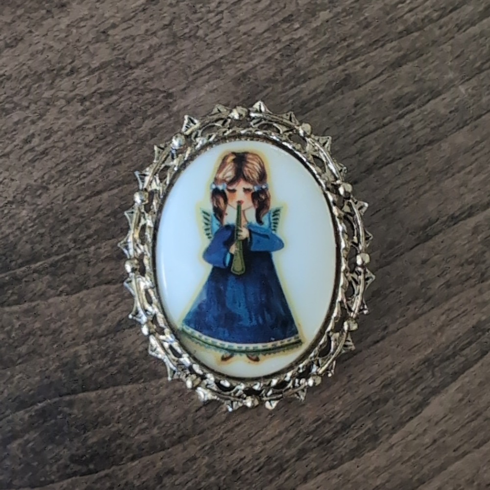 Vintage Tancer II Christmas Angel Cameo Brooch Gold Filigree Oval Pin